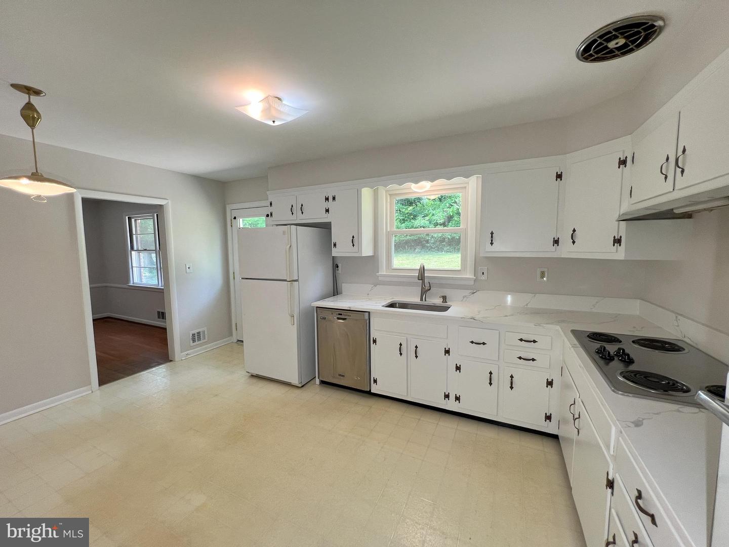 10001 Woodhill Rd Property Photo 6