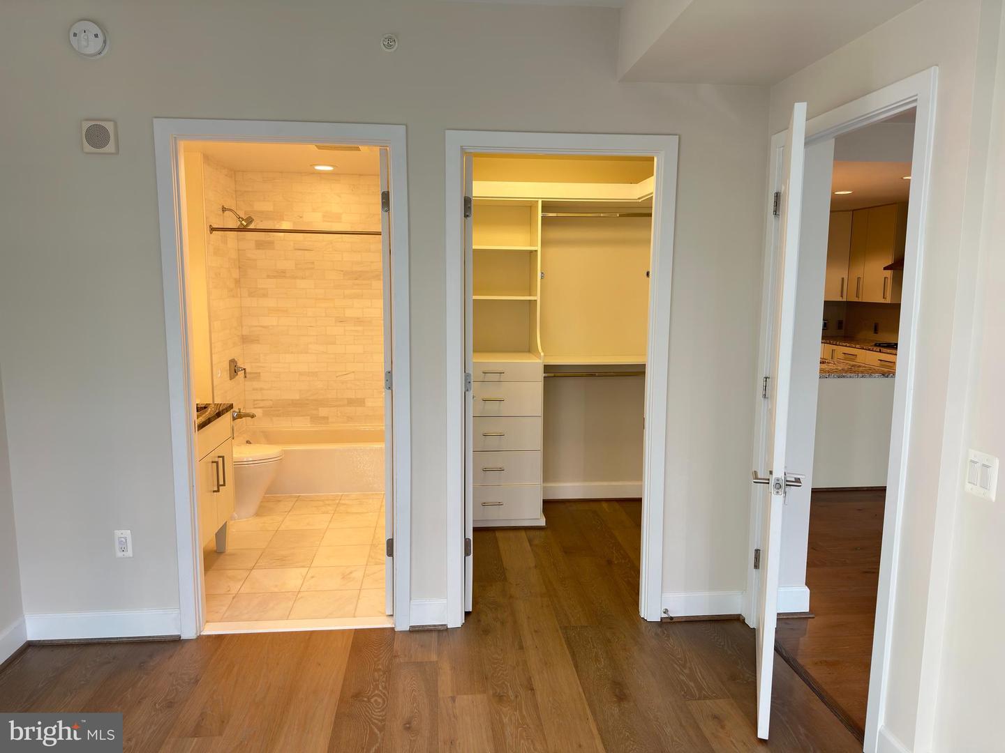 7171 Woodmont Ave #606 Property Photo 5