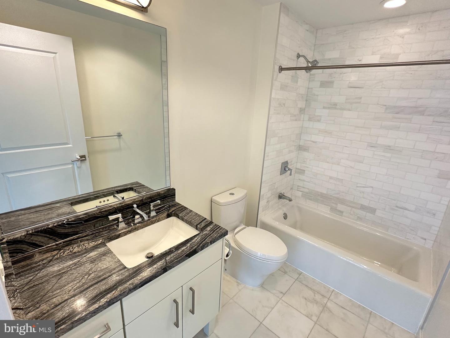 7171 Woodmont Ave #606 Property Photo 6