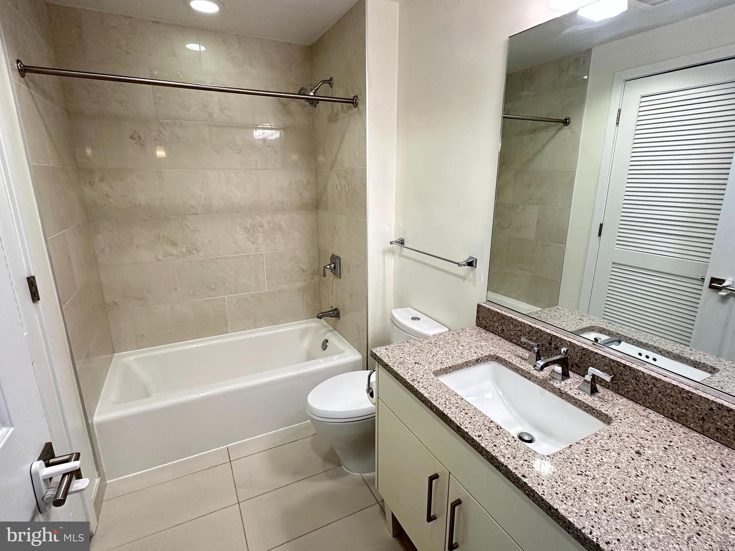 7171 Woodmont Ave #606 Property Photo 9