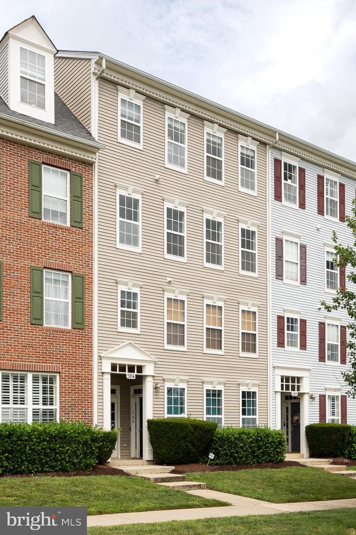 584 Orchard Ridge Dr #200 Property Photo 1