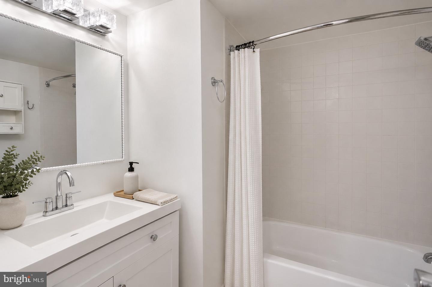 10101 Grosvenor Pl #2008 Property Photo 8