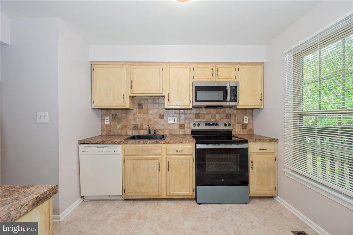 10113 Maple Leaf Dr Property Photo 15