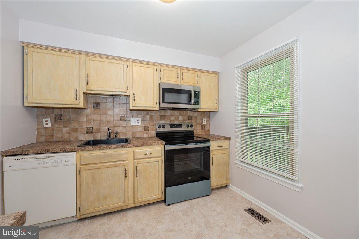 10113 Maple Leaf Dr Property Photo 16