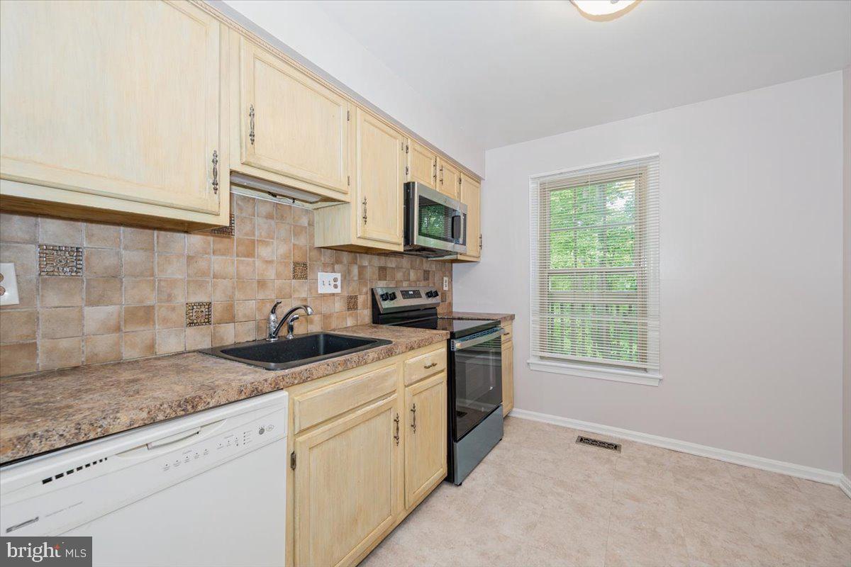 10113 Maple Leaf Dr Property Photo 18