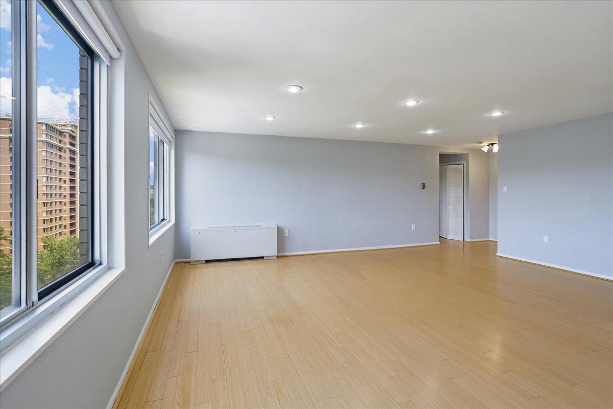 10201 Grosvenor Pl #1205 Property Photo 6