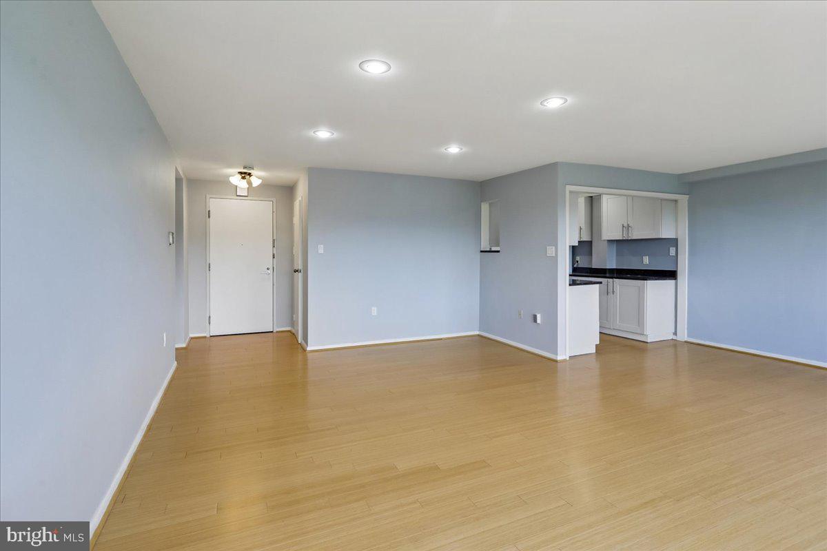 10201 Grosvenor Pl #1205 Property Photo 15