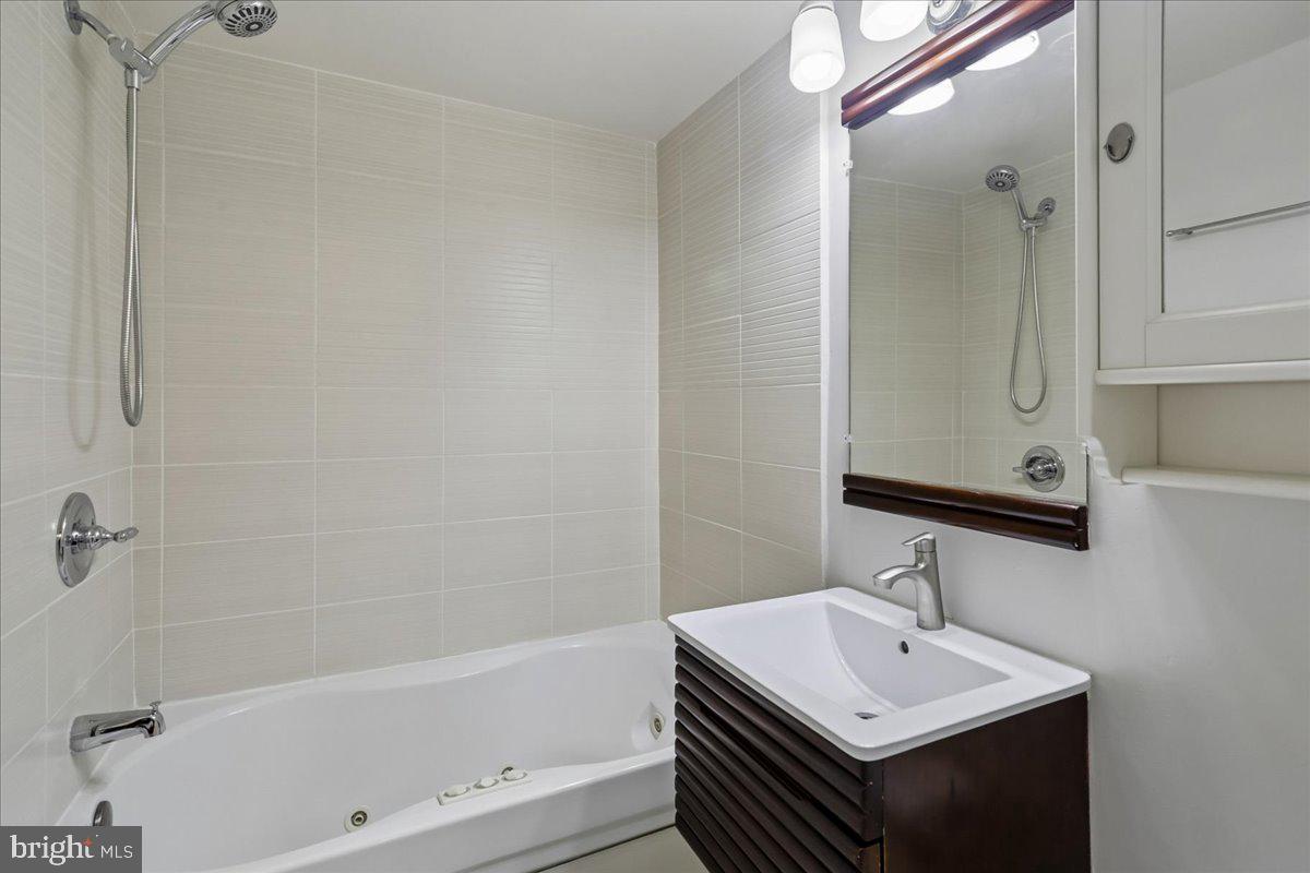 10201 Grosvenor Pl #1205 Property Photo 28