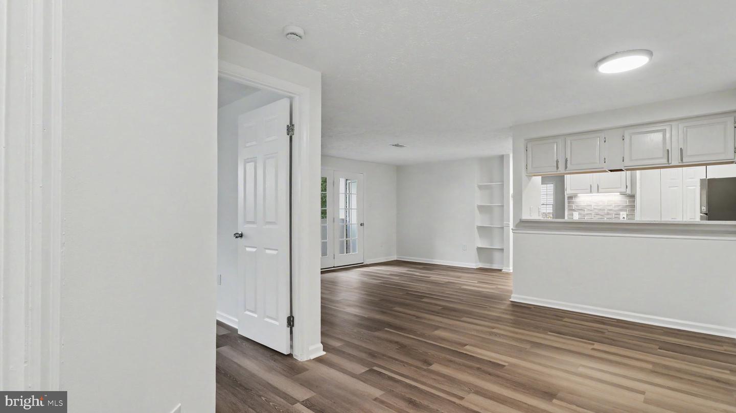12209 Saint Peter Ct #e Property Photo 4