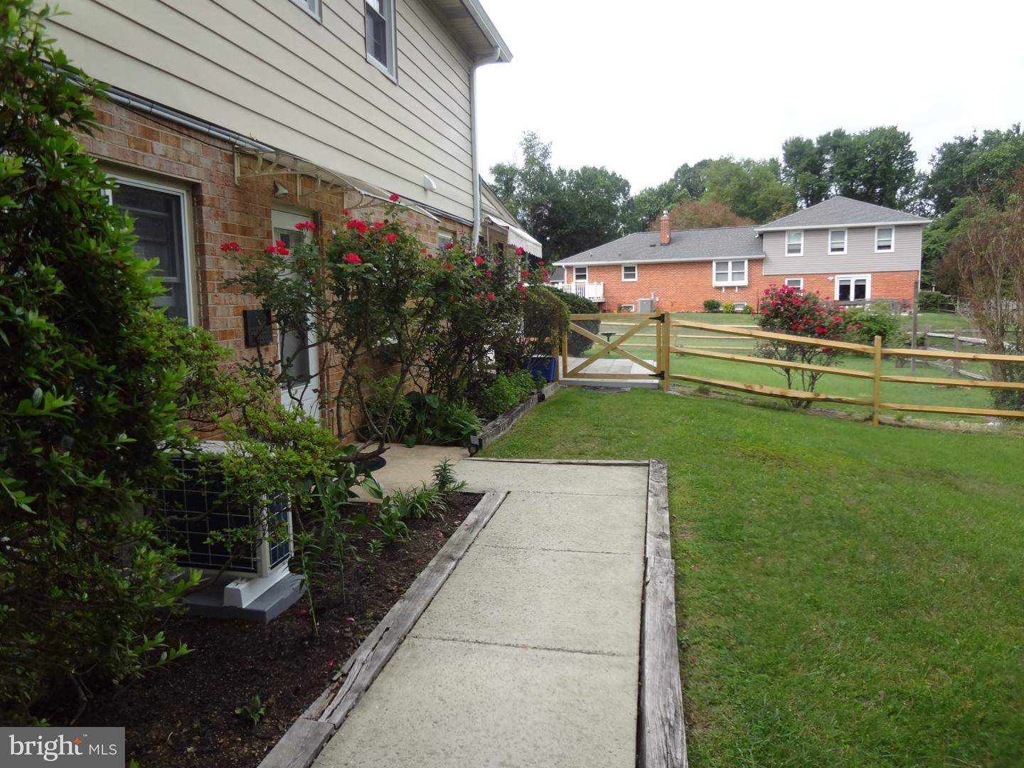 17540 QUEEN ELIZABETH DR Property Photo 1