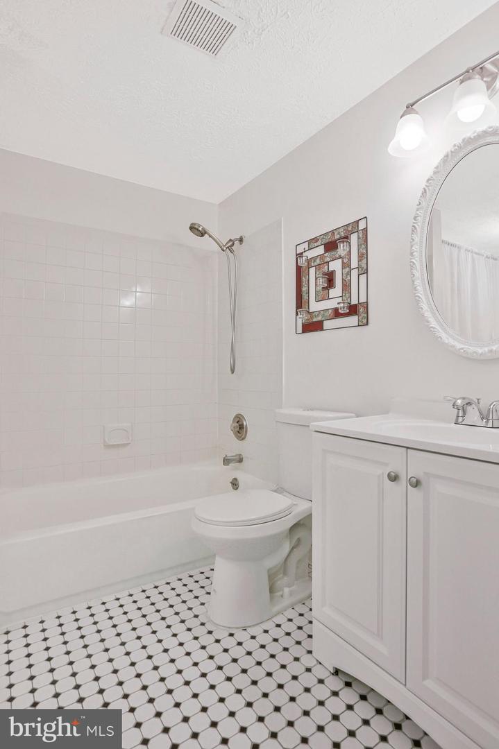 2837 Shepperton Ter Property Photo 21