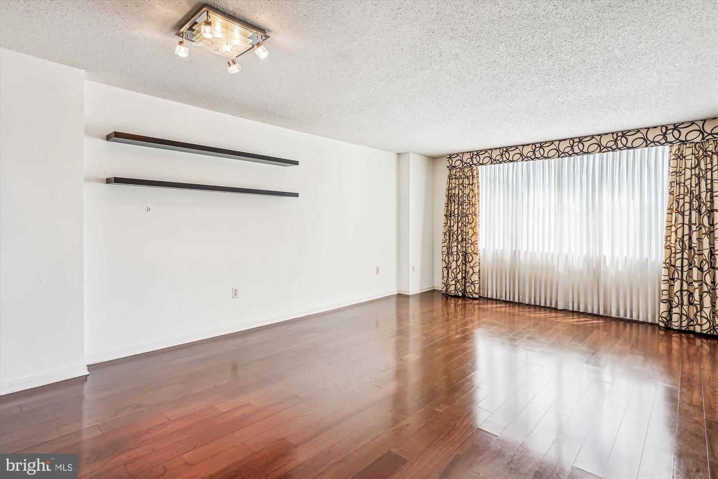 10101 Grosvenor Pl #407 Property Photo 12