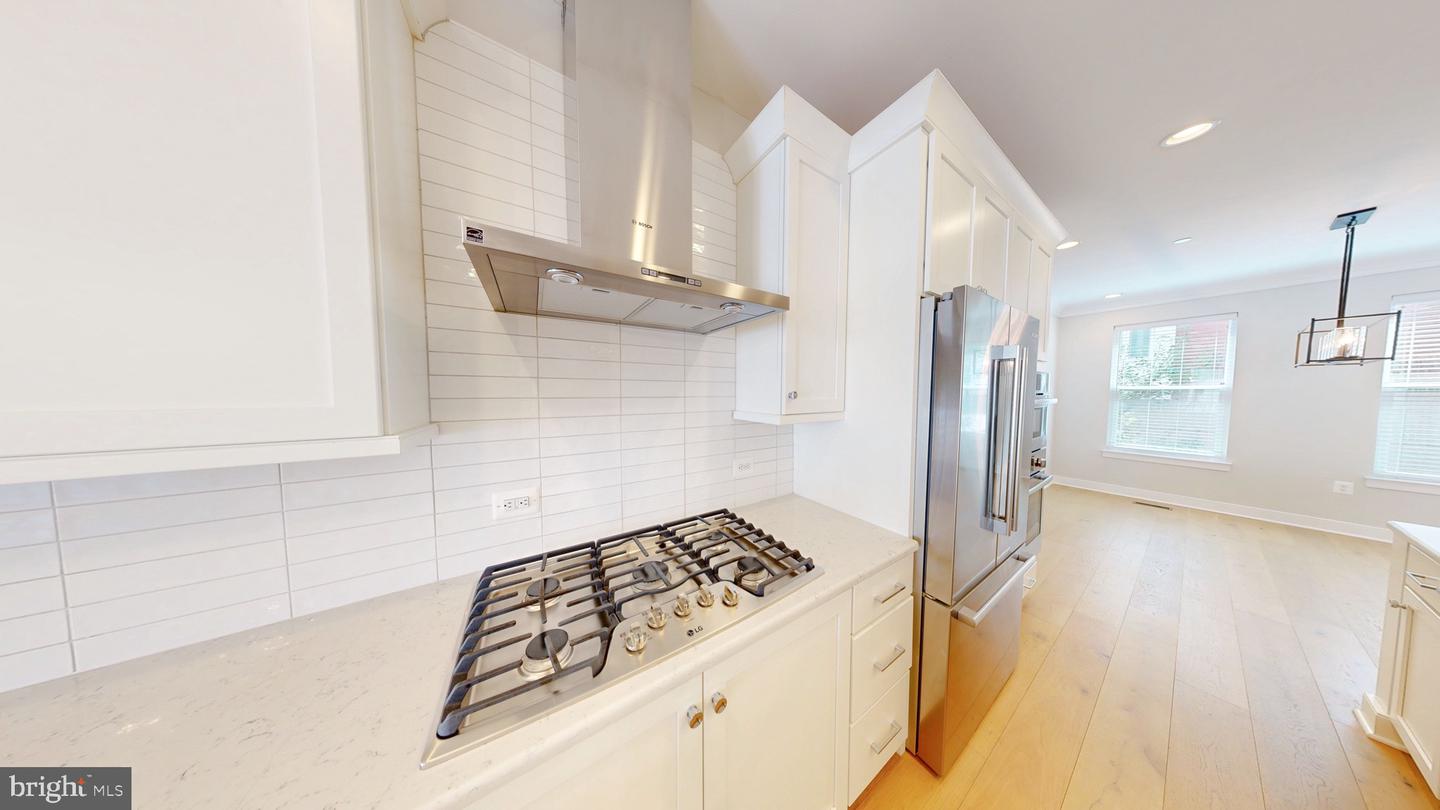 10324 Grosvenor Pl Property Photo 4