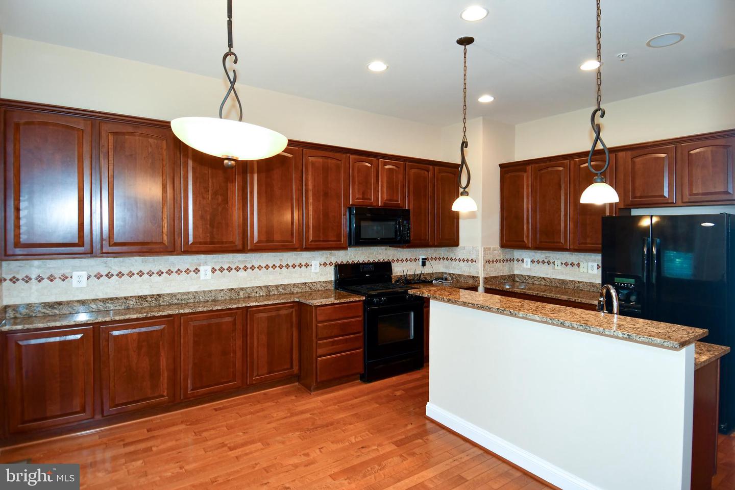 589 Cedar Spring St Property Photo 4