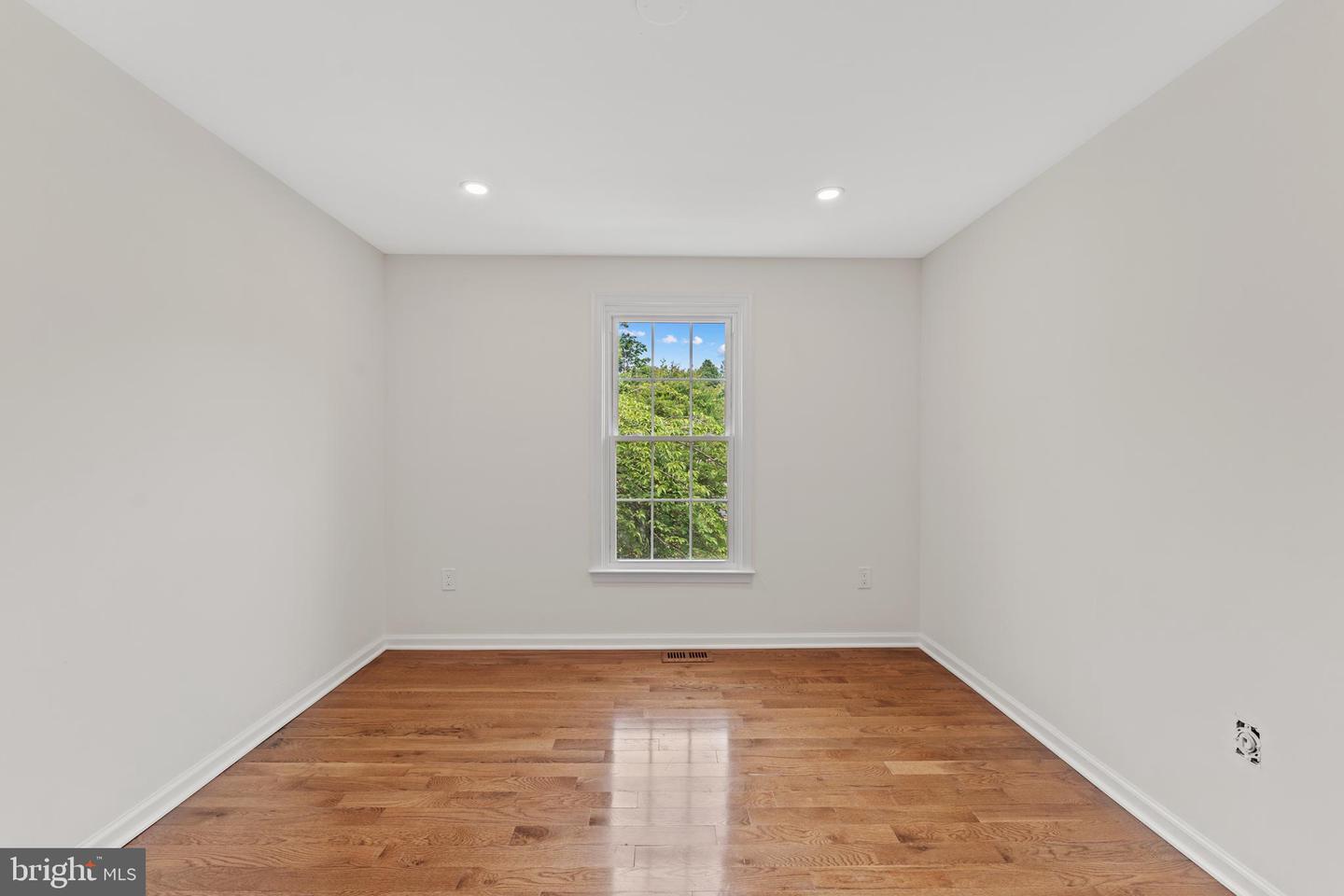 671 Concerto Ln Property Photo 32