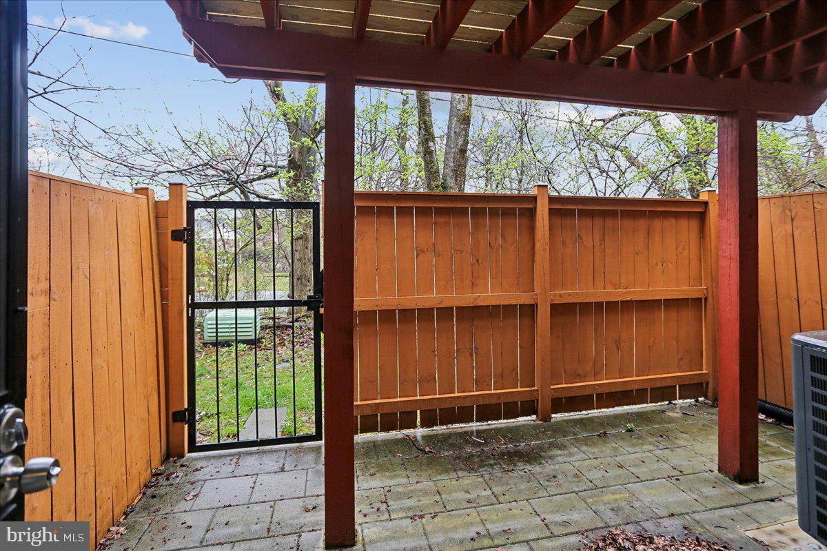 2839 Shepperton Ter Property Photo 3