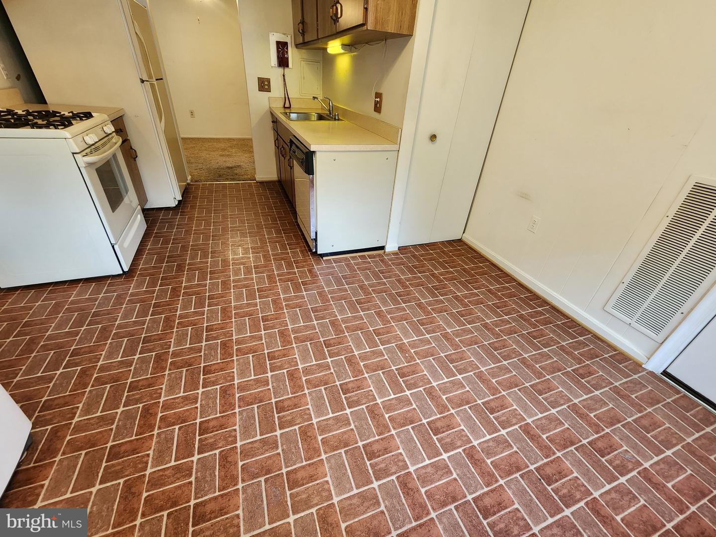 884 College Pkwy #302 Property Photo 11