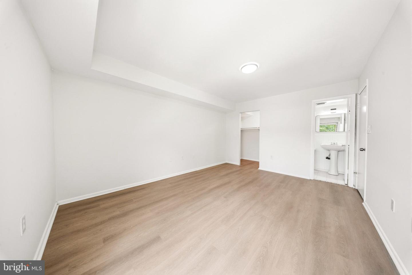 2202 Greenery Ln #301-22 Property Photo 13
