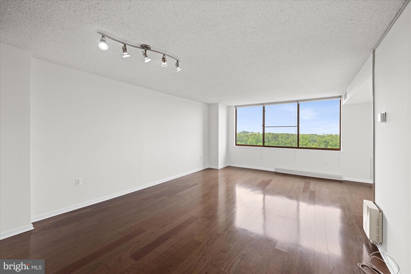 10101 Grosvenor Pl #1818 Property Photo 15