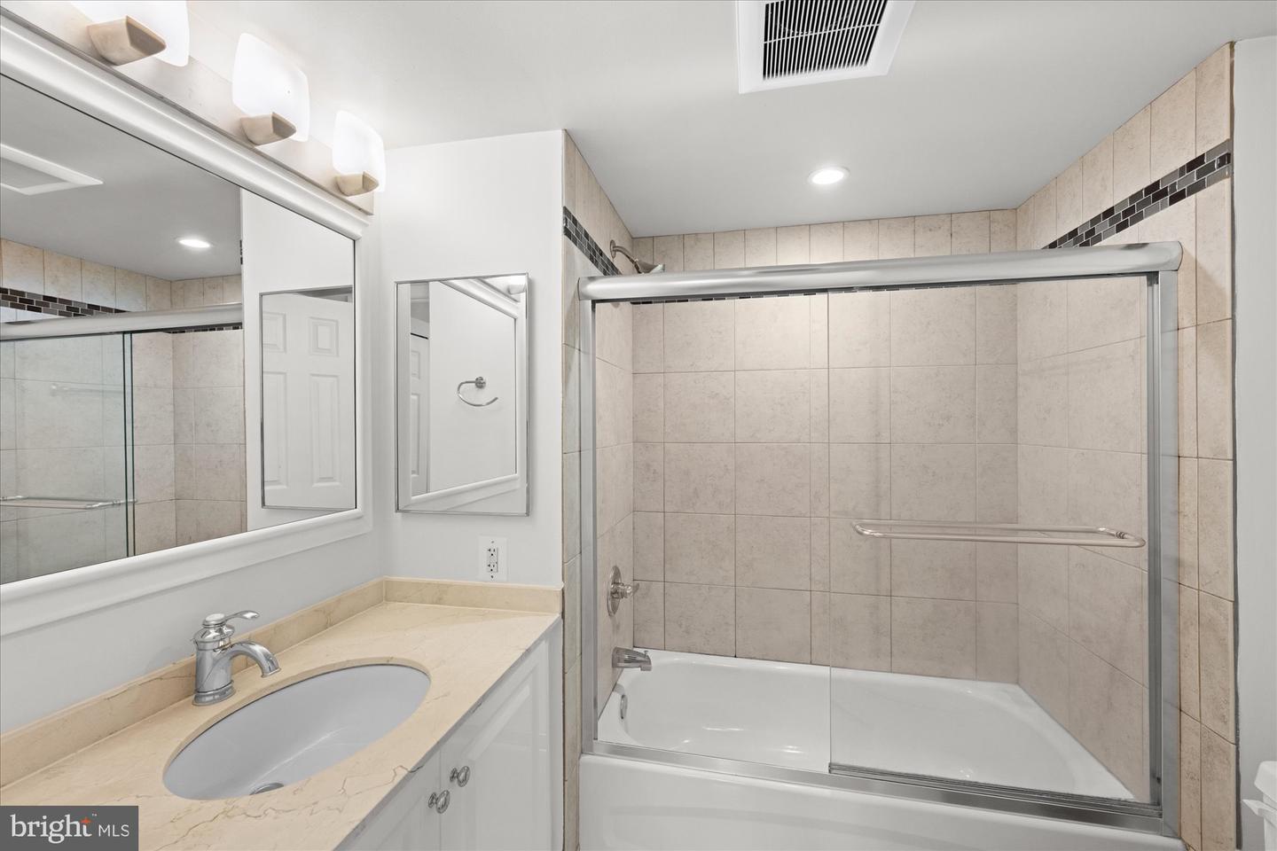 10101 Grosvenor Pl #1818 Property Photo 27