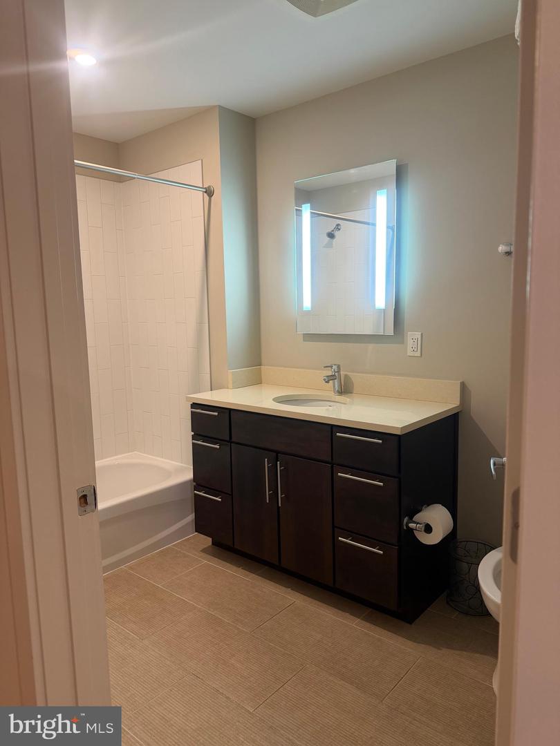 1320 Fenwick Ln #700 Property Photo 16