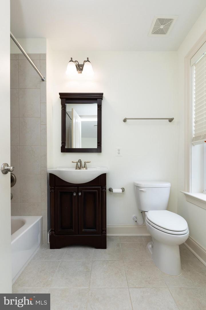 215 N Van Buren St Property Photo 116
