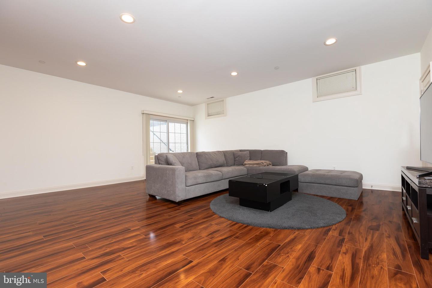215 N Van Buren St Property Photo 123