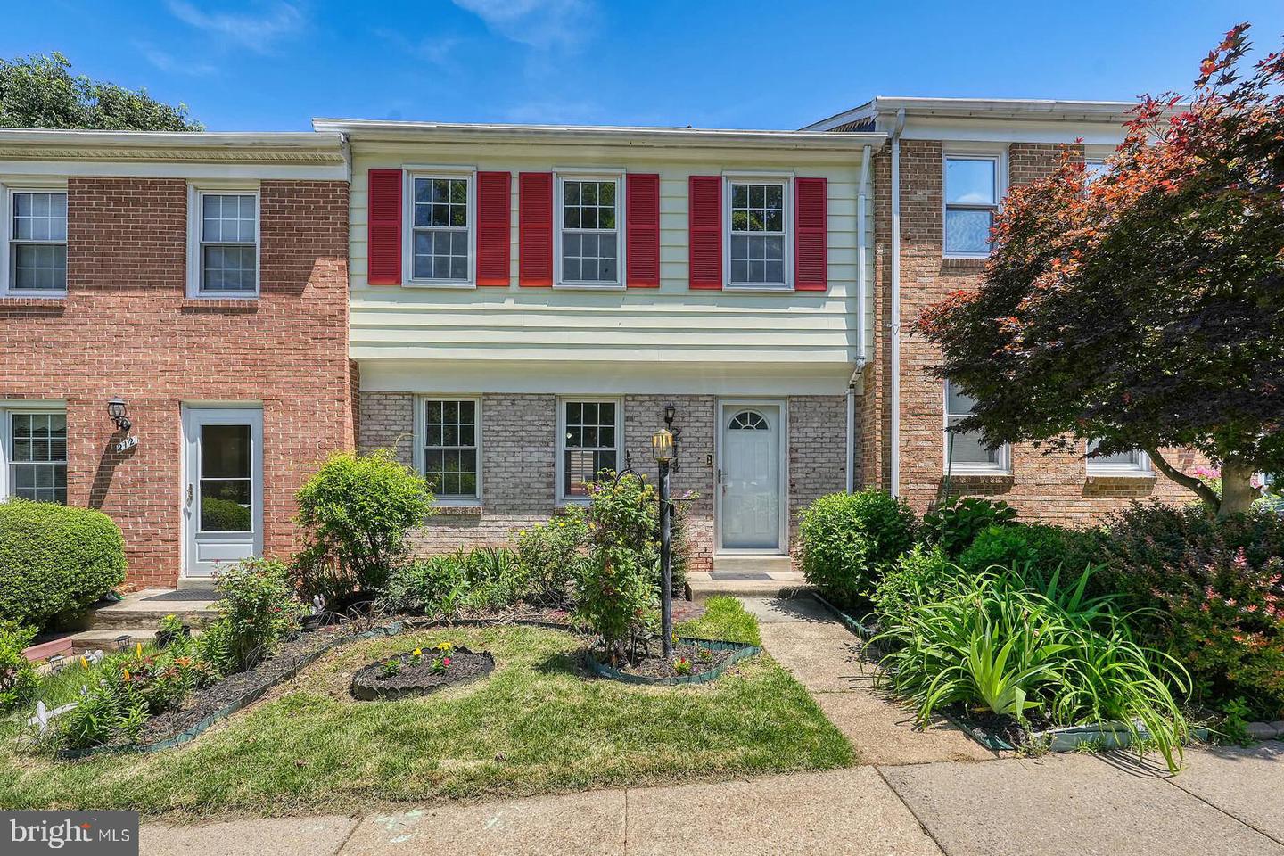214 PENDER PL Property Photo 1