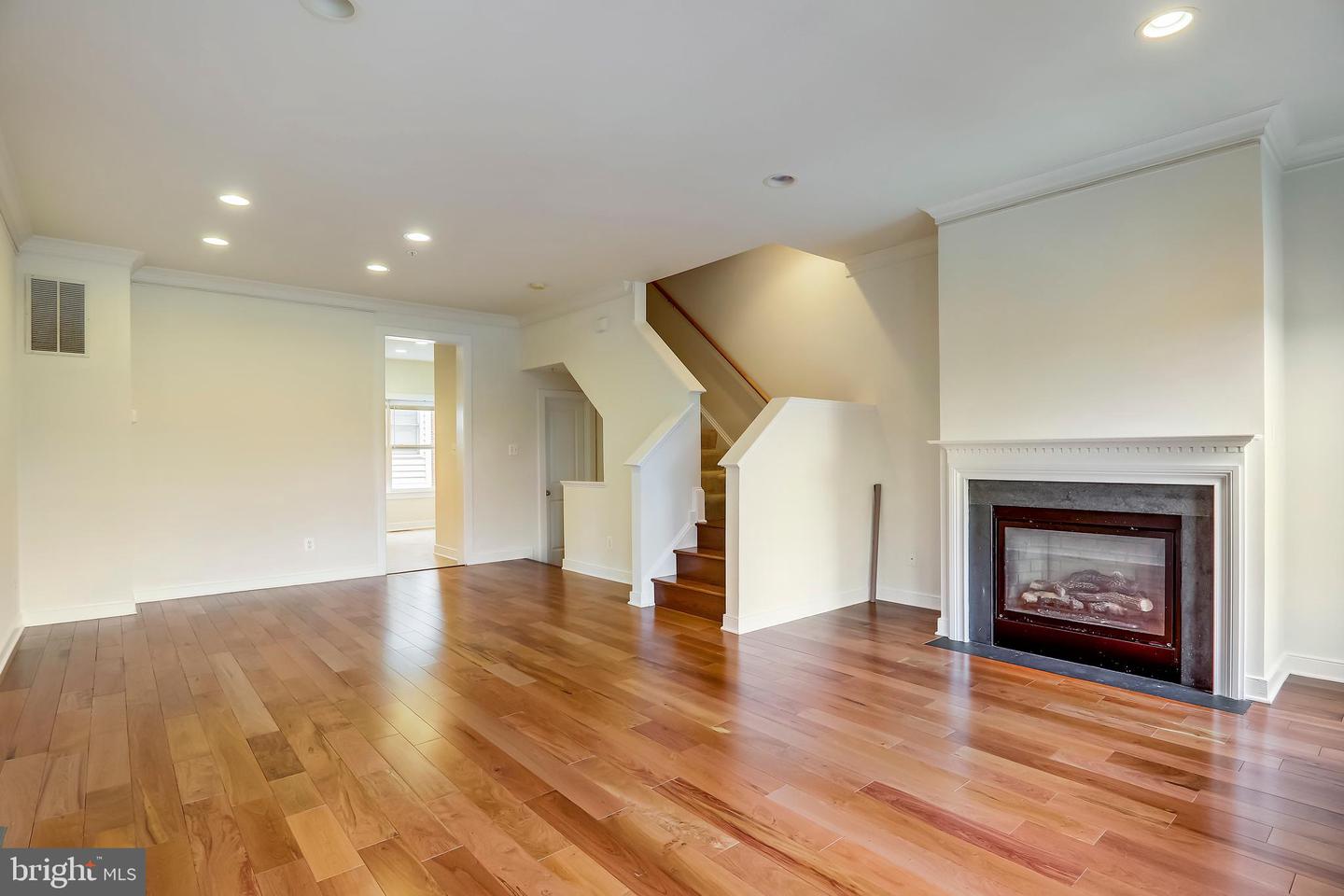 11034 Amherst Ave Property Photo 4