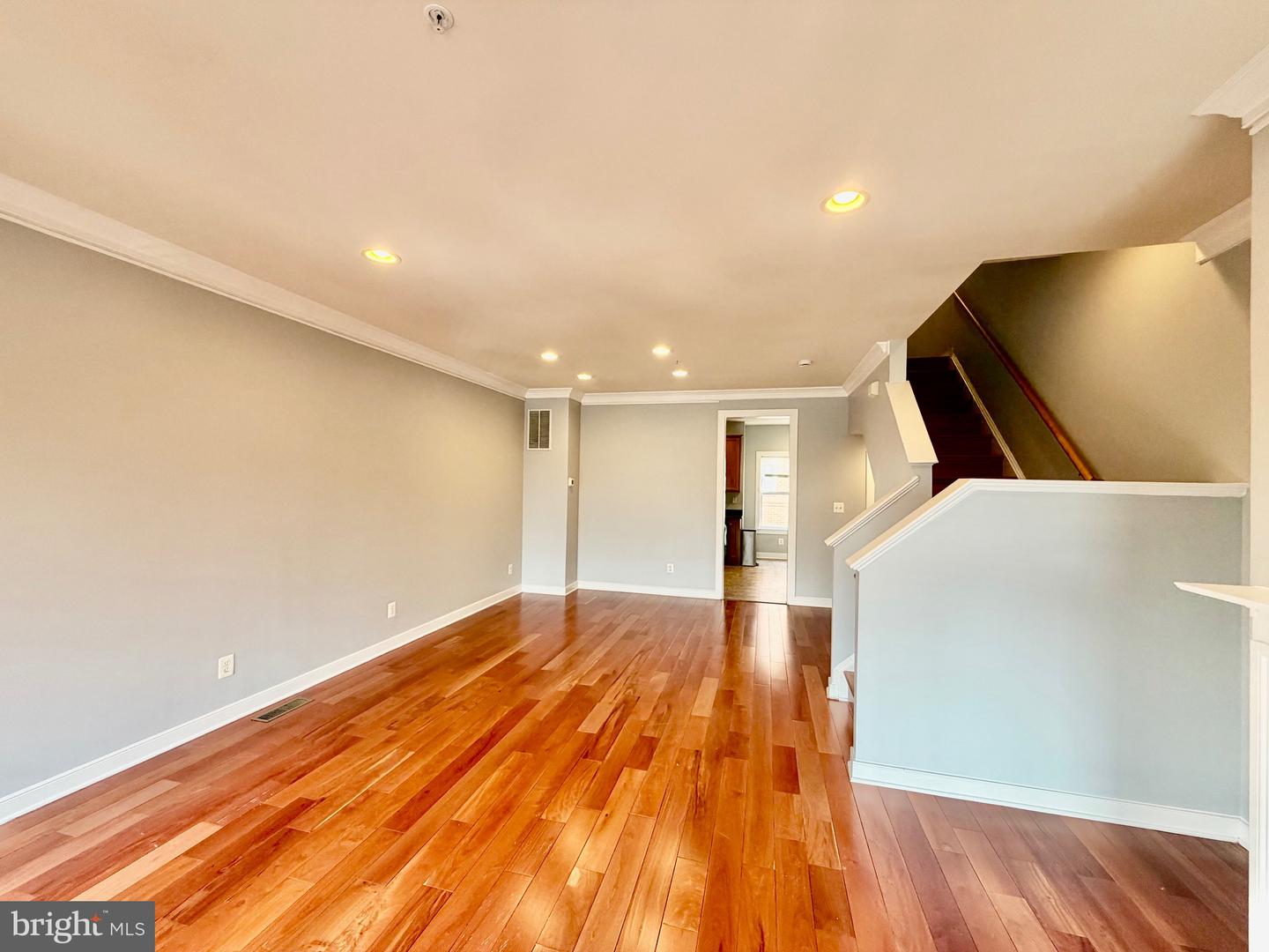 11034 Amherst Ave Property Photo 6