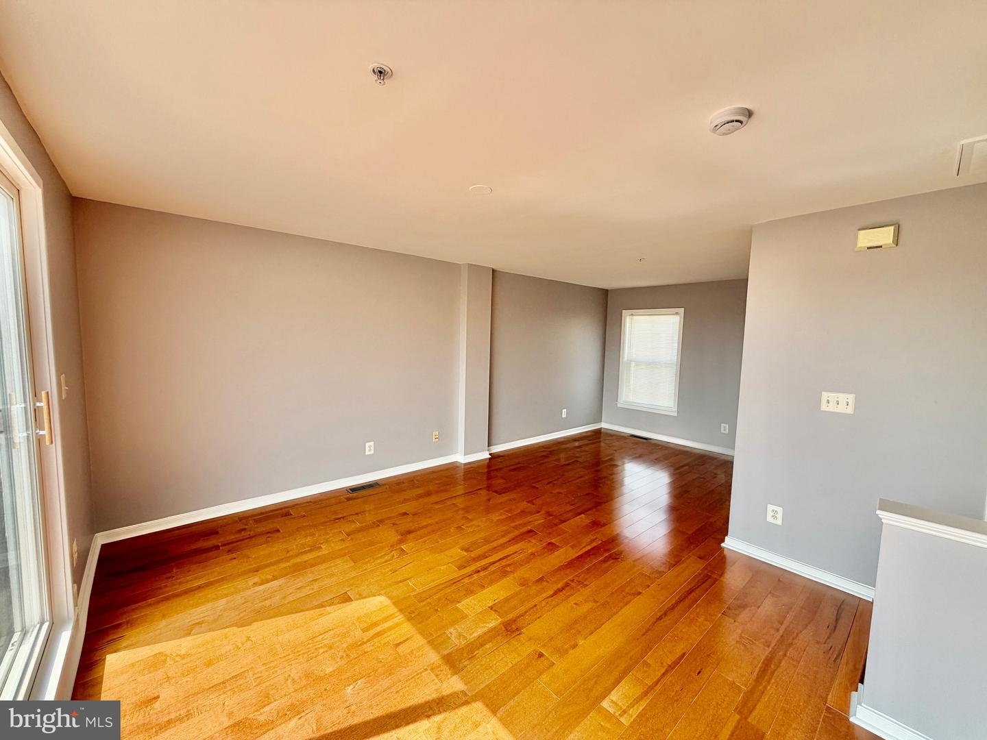 11034 Amherst Ave Property Photo 9