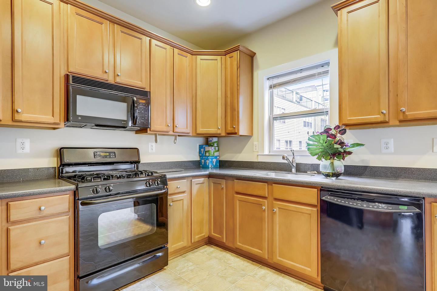 11034 Amherst Ave Property Photo 13