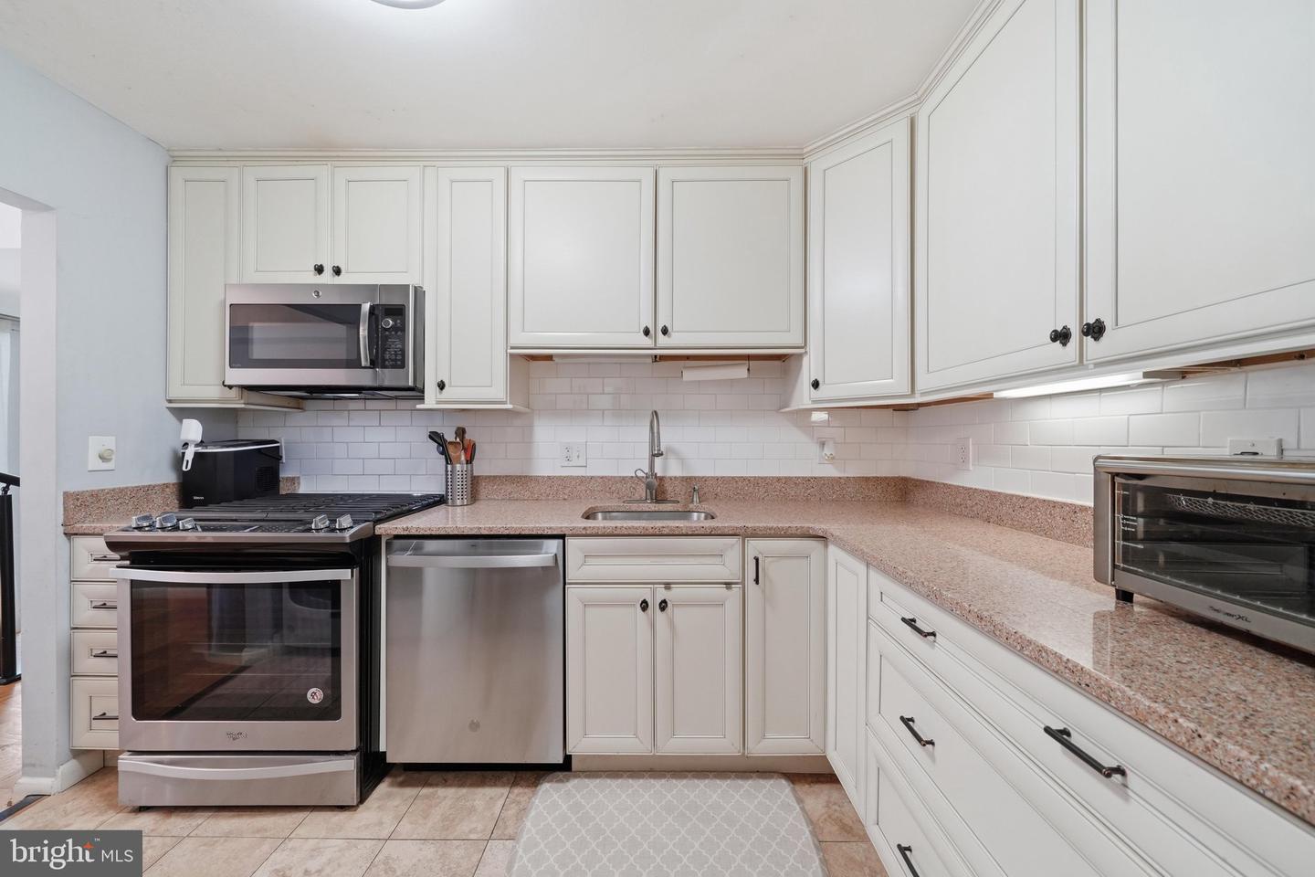 2105 Unit 15-103 Walsh View Ter #15 Property Photo 5