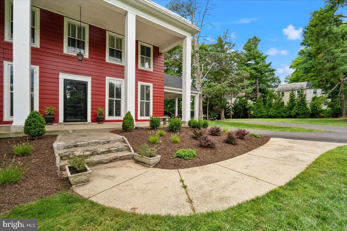 1401 Aintree Dr Property Photo 3