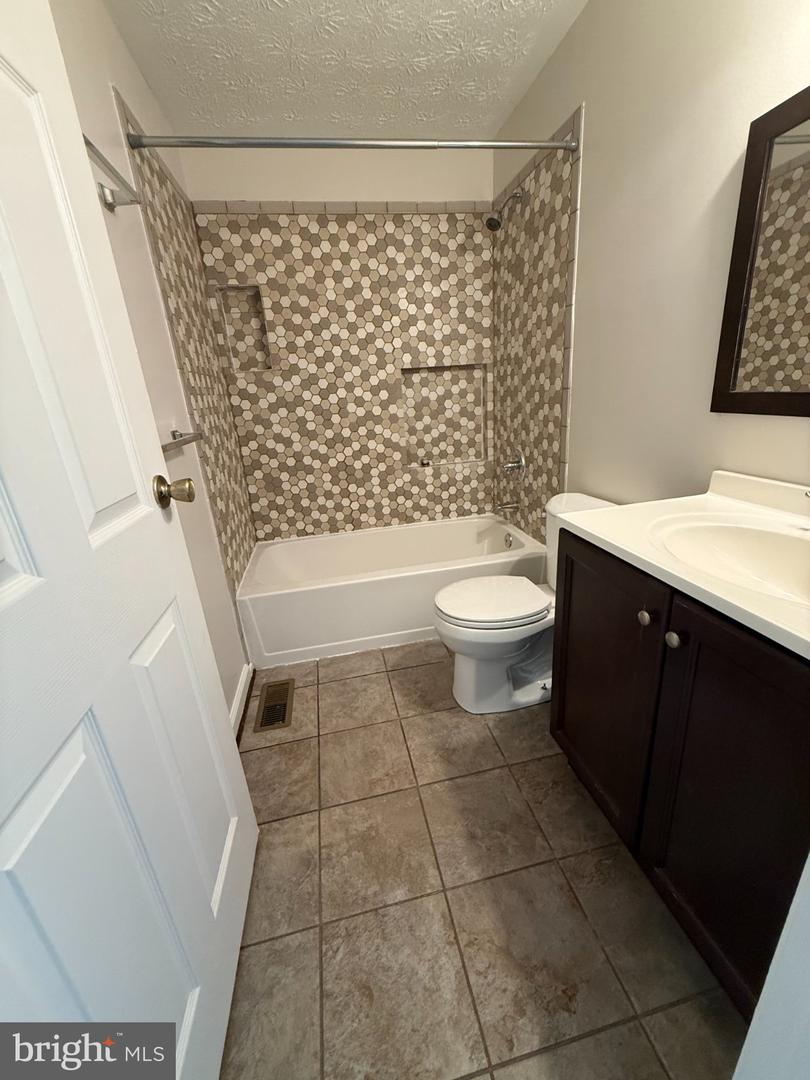 18008 Wagonwheel Ct Property Photo 16