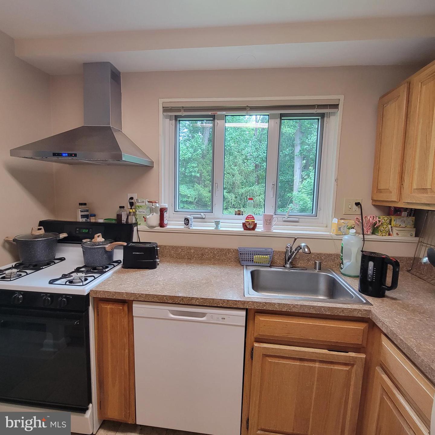 10407 Montrose Ave #201 Property Photo 9