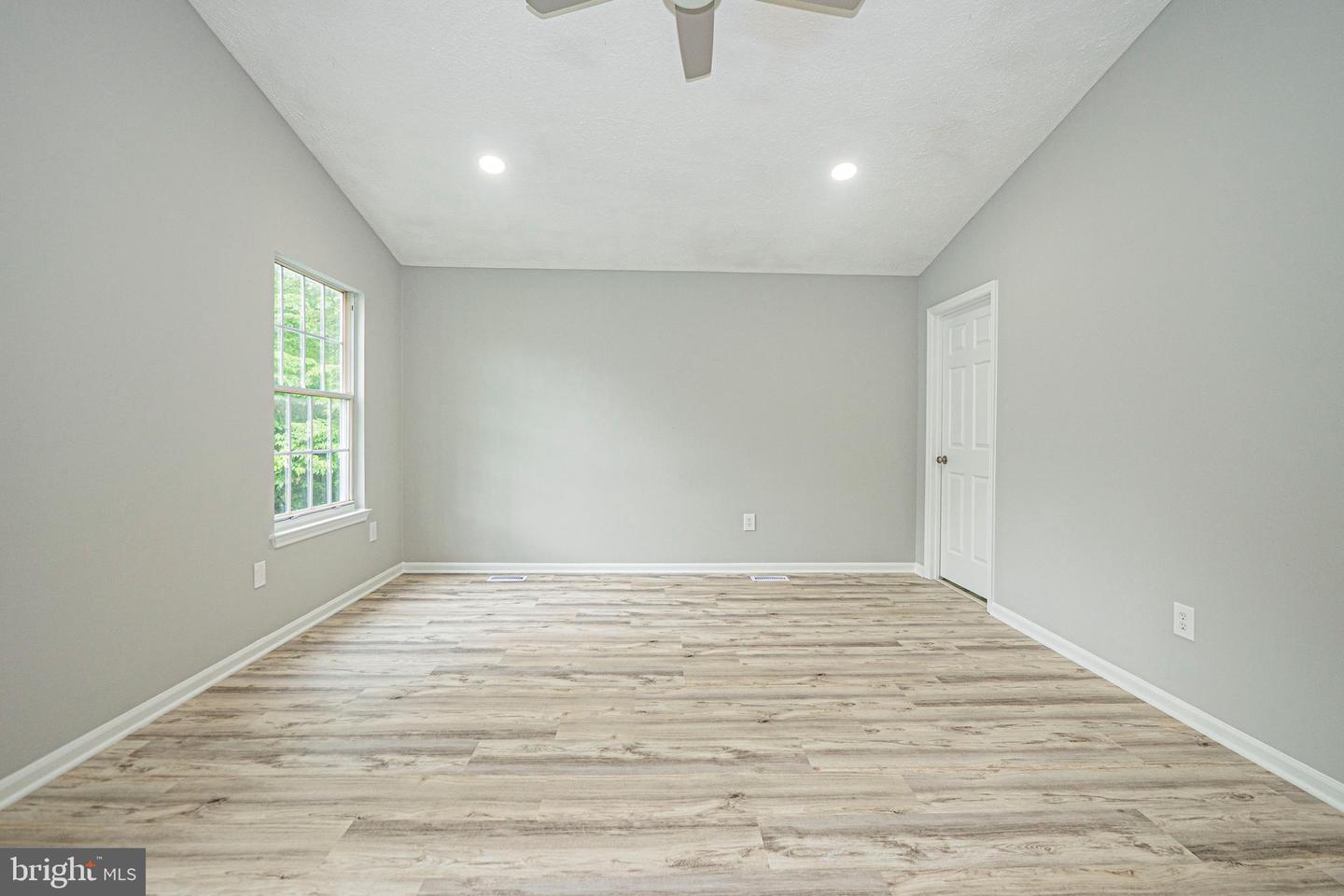 214 Bookham Ln Property Photo 23
