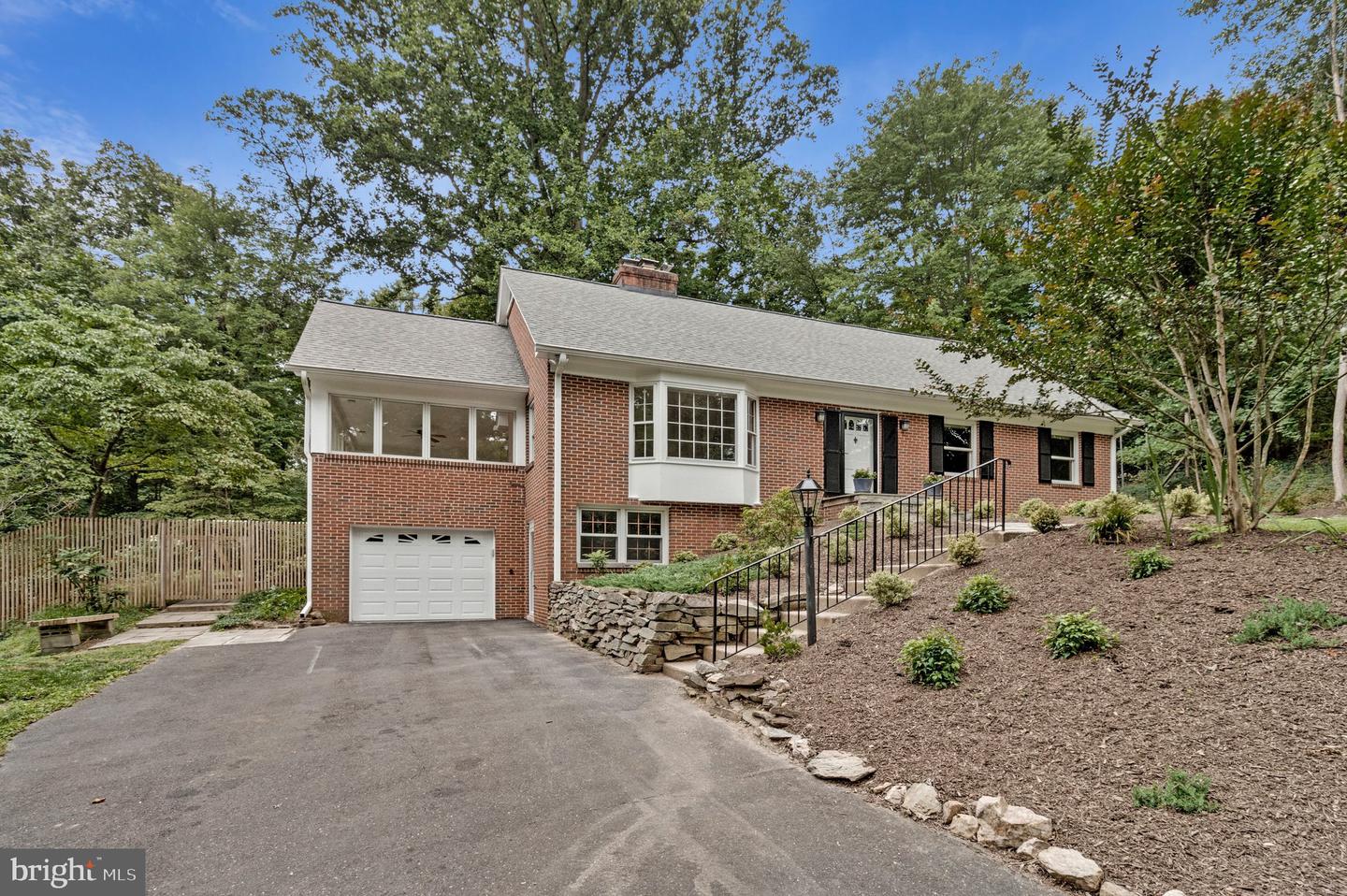2213 Apple Tree Ln Property Photo 2
