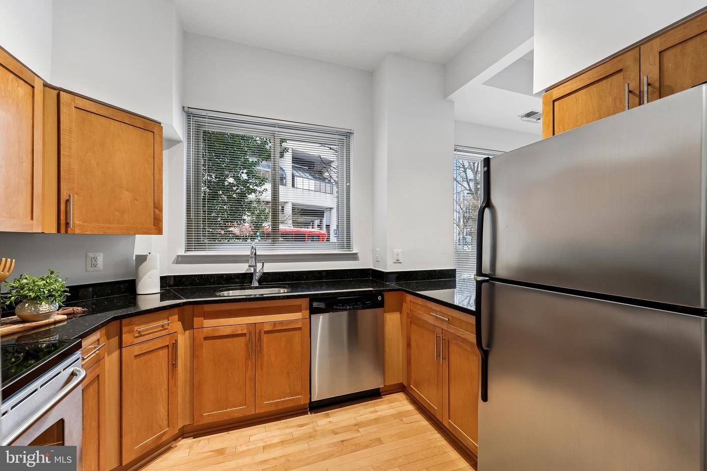 7500 Woodmont Ave #sl15 Property Photo 8