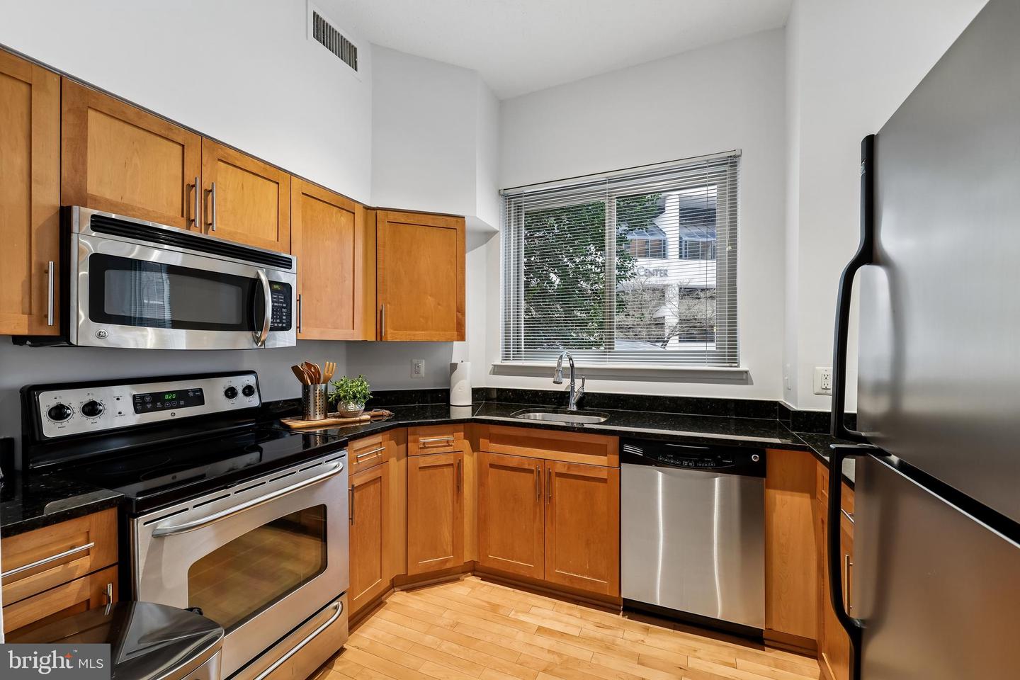 7500 Woodmont Ave #sl15 Property Photo 9