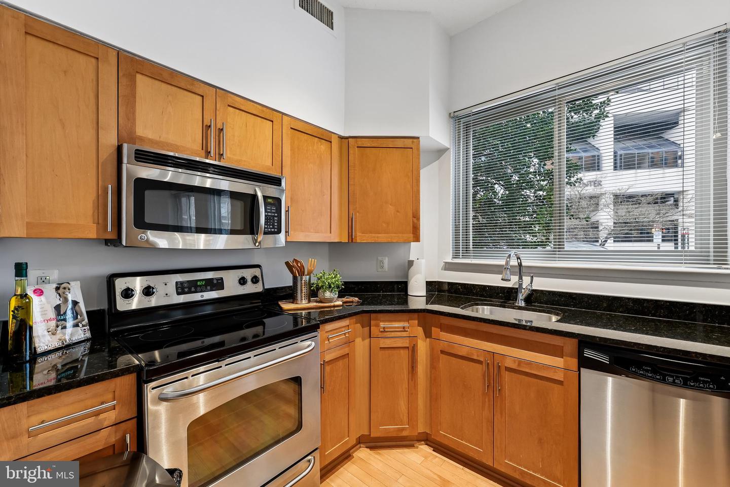 7500 Woodmont Ave #sl15 Property Photo 10