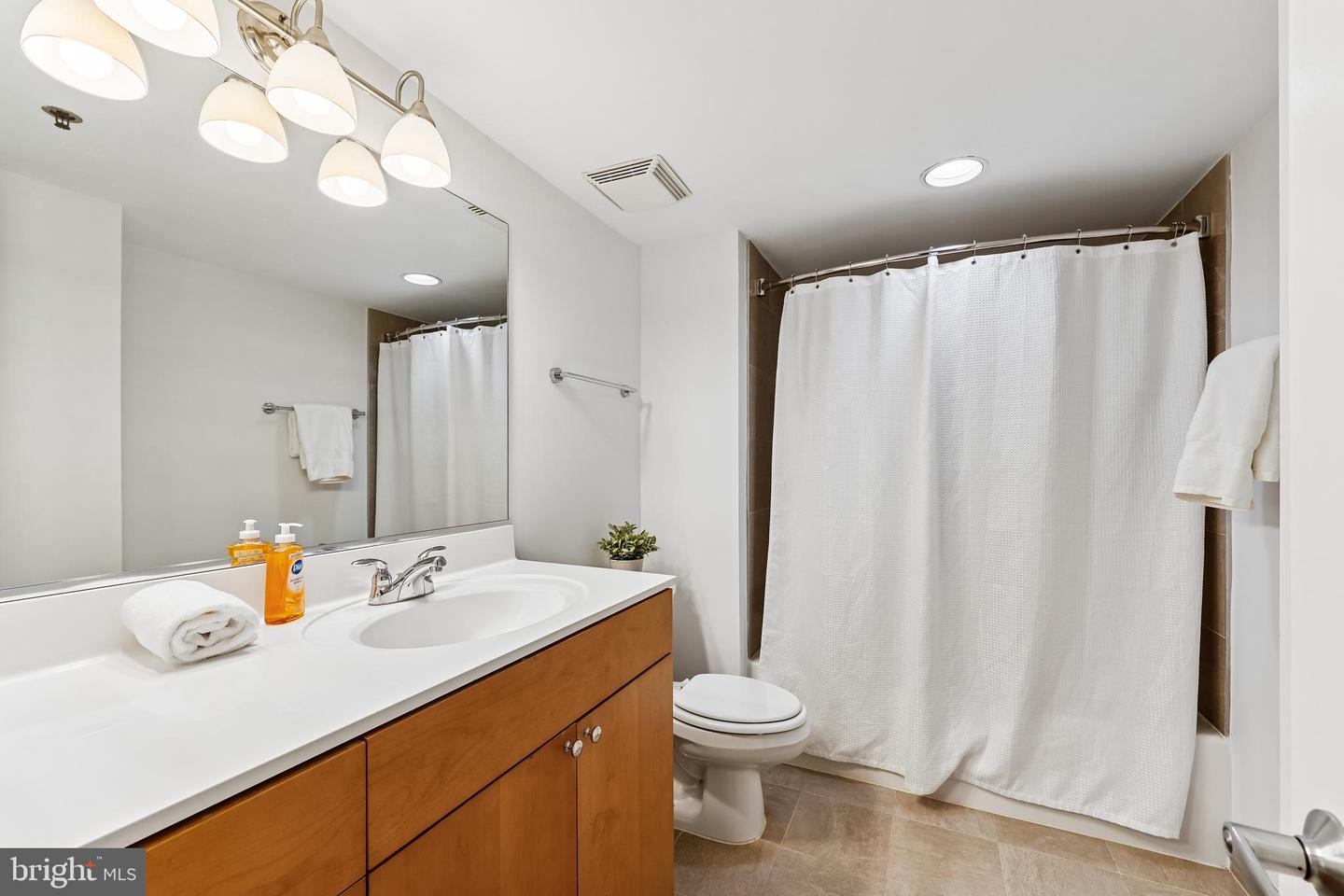 7500 Woodmont Ave #sl15 Property Photo 33