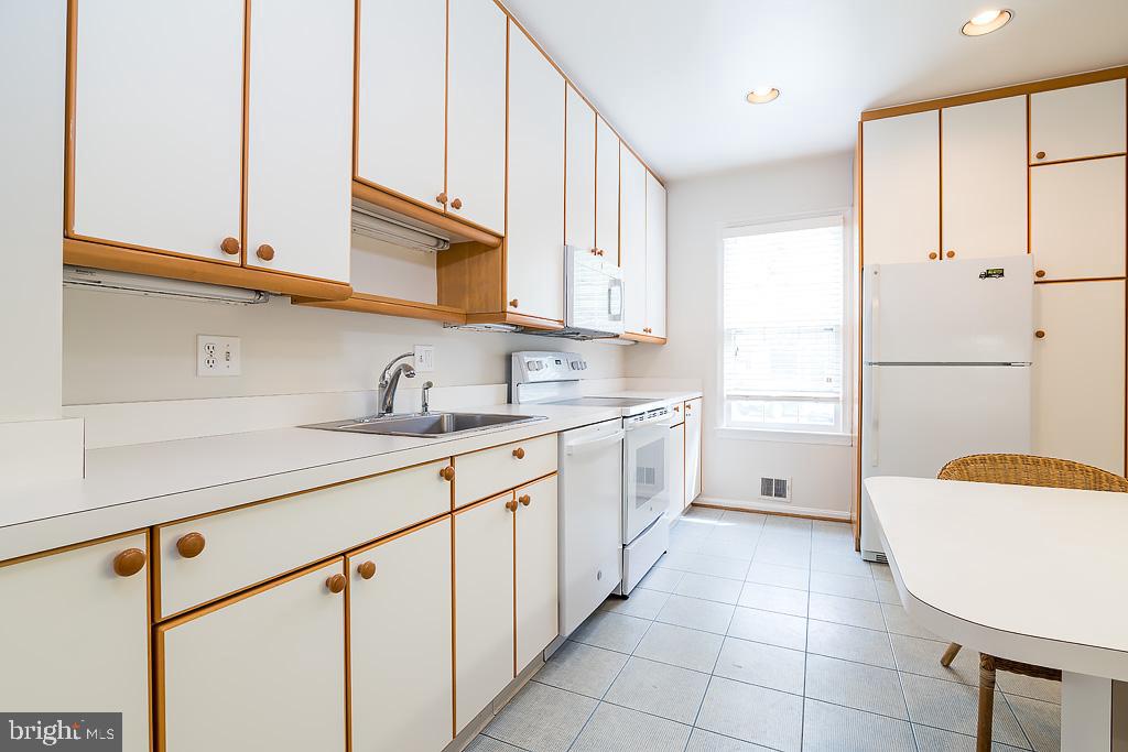 3500 Hamlet Pl #702 Property Photo 10