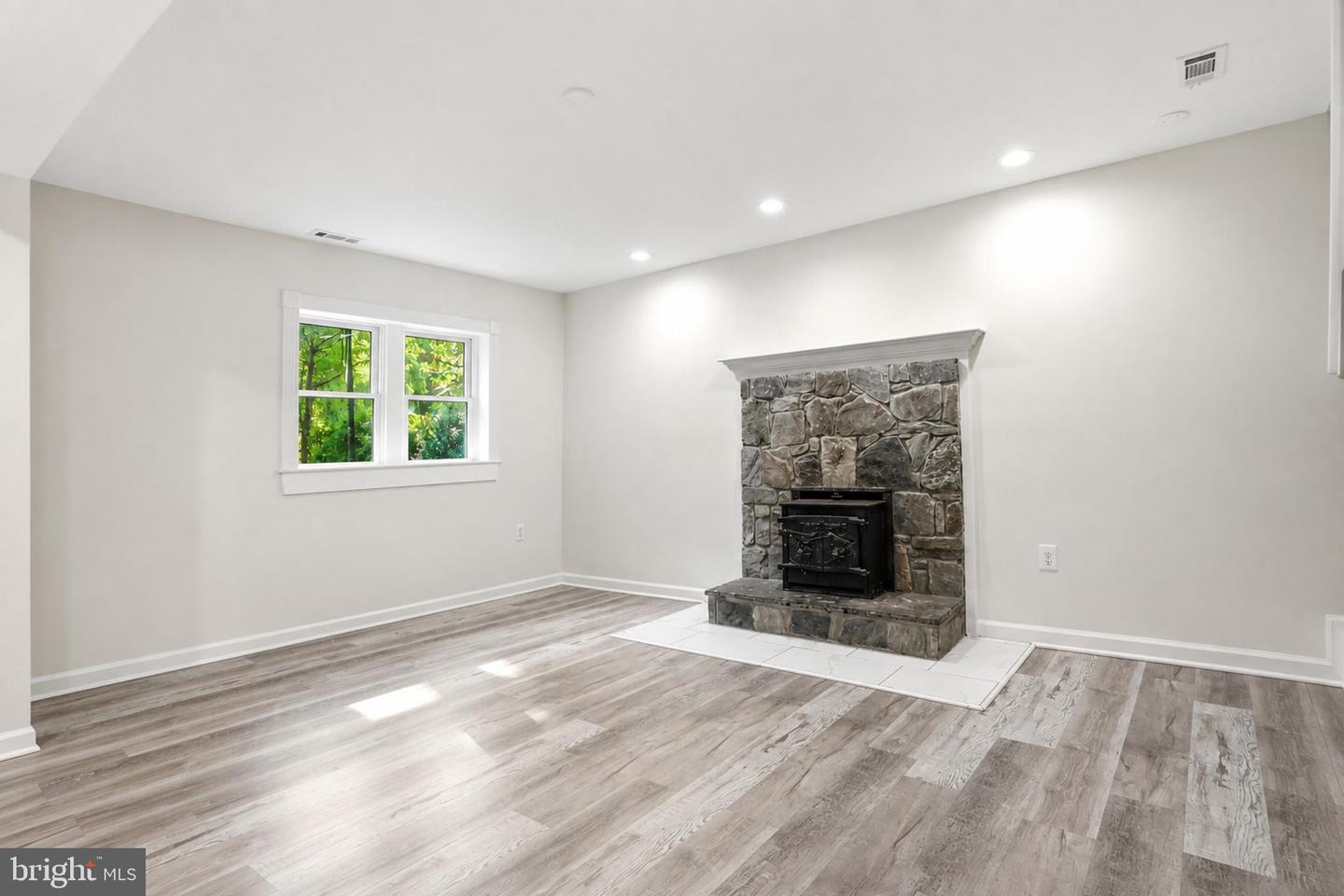 12820 Maple St Property Photo 5