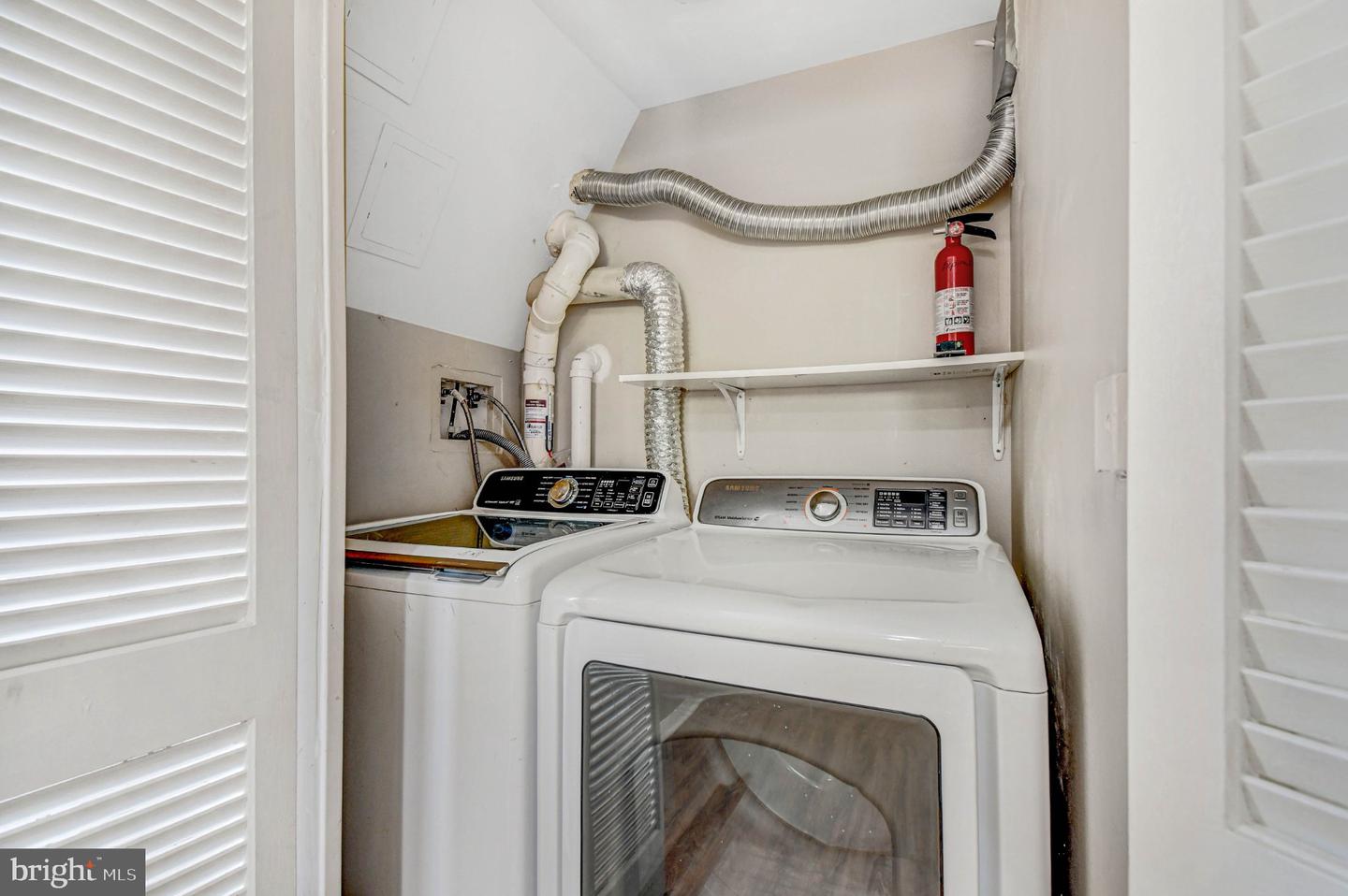 919 Playford Ln Property Photo 29