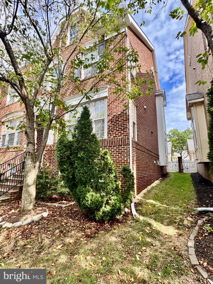 23517 Gardenside Pl Property Photo 2