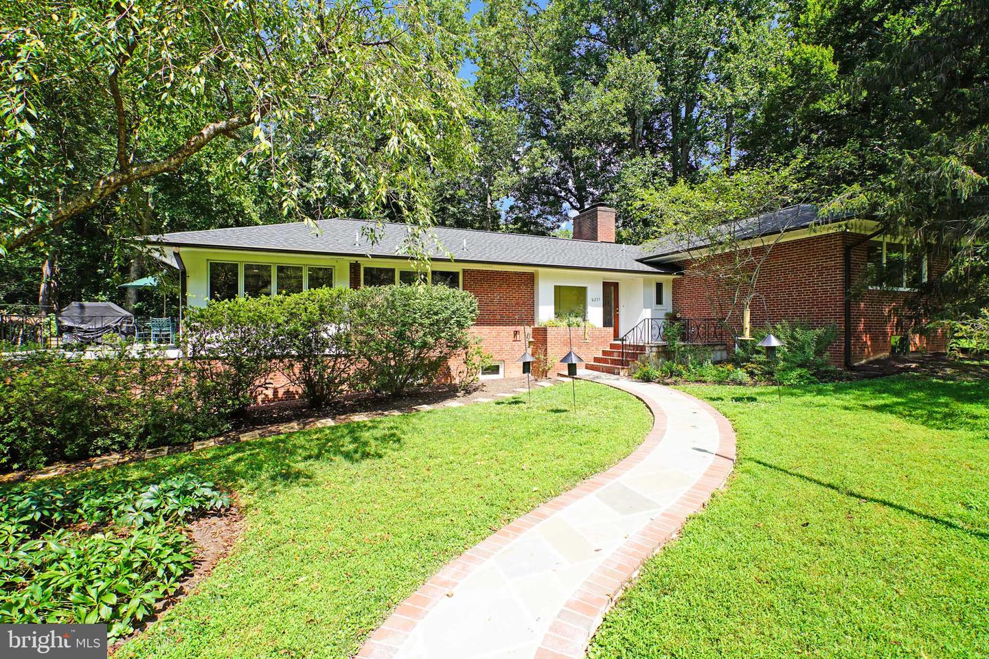 9233 FARNSWORTH DR
