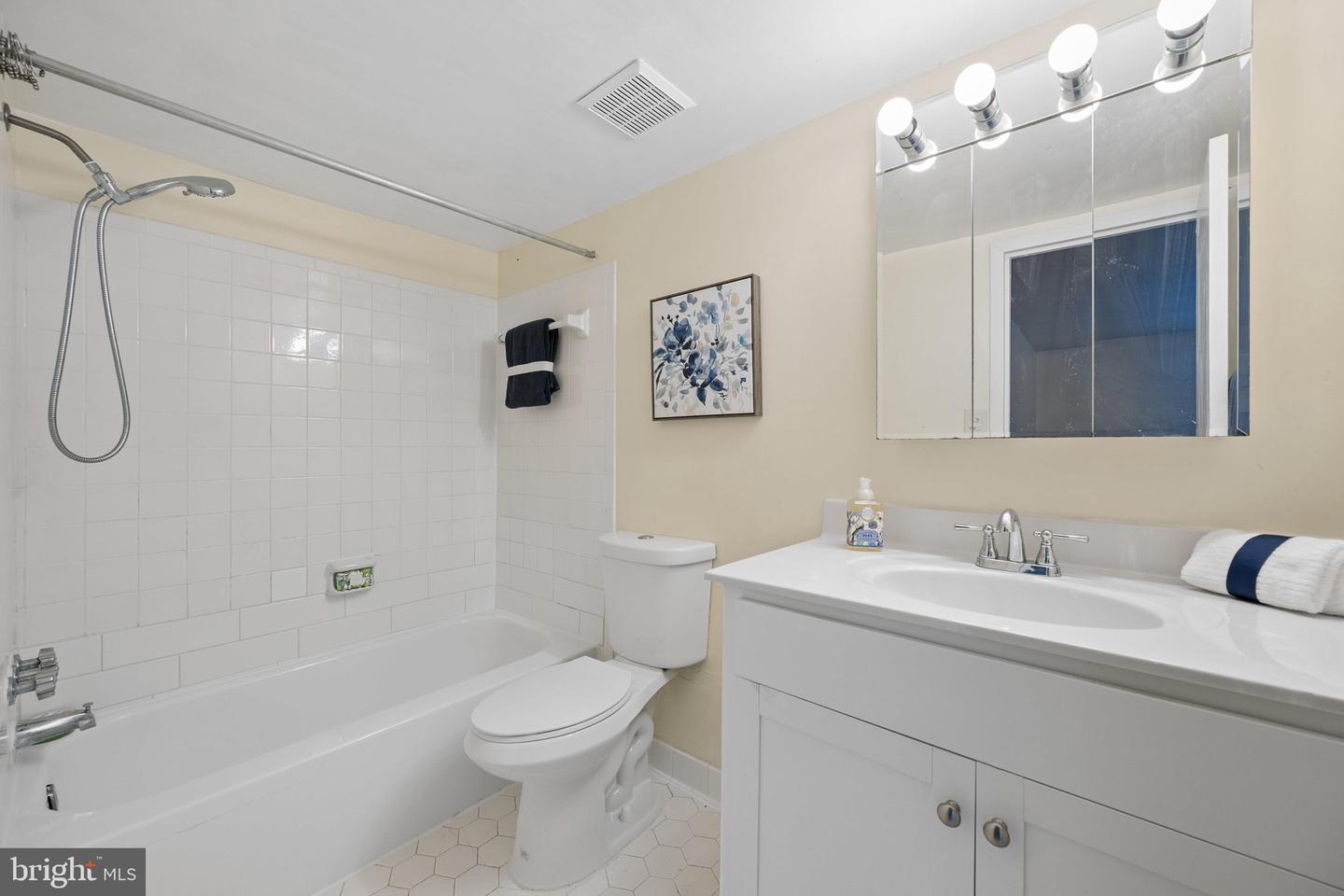 412 Girard St #204 Property Photo 29
