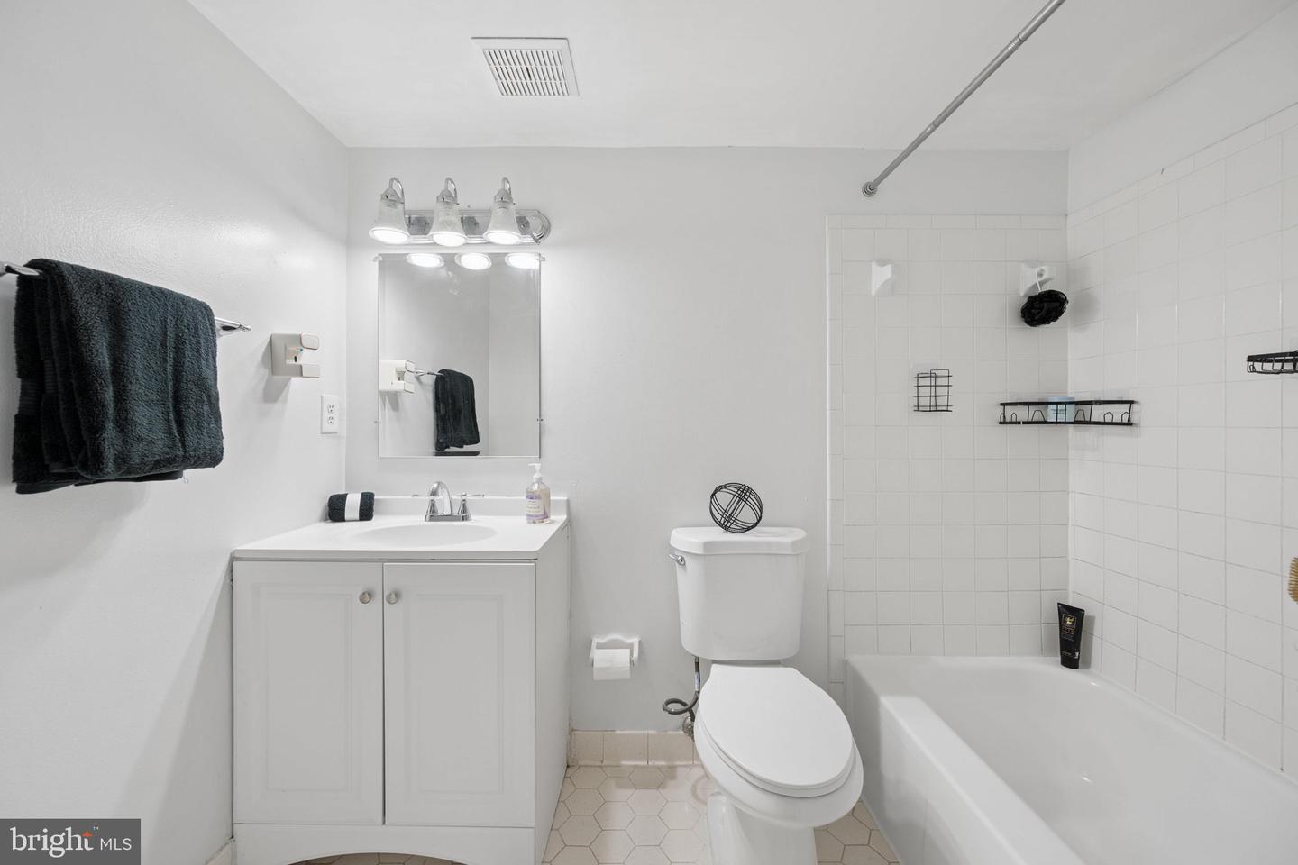 412 Girard St #204 Property Photo 32