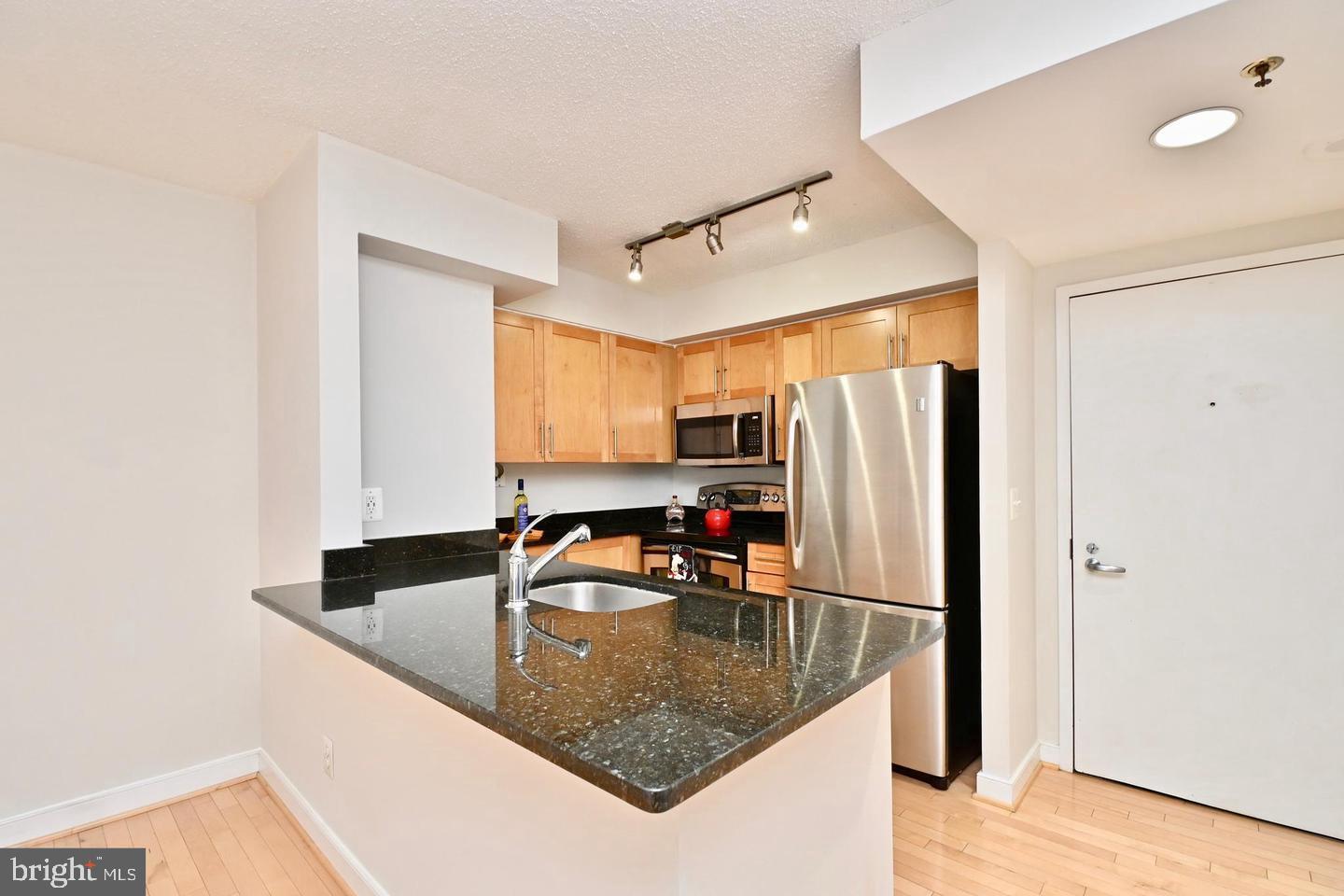7500 Woodmont Ave #s712 Property Photo 8